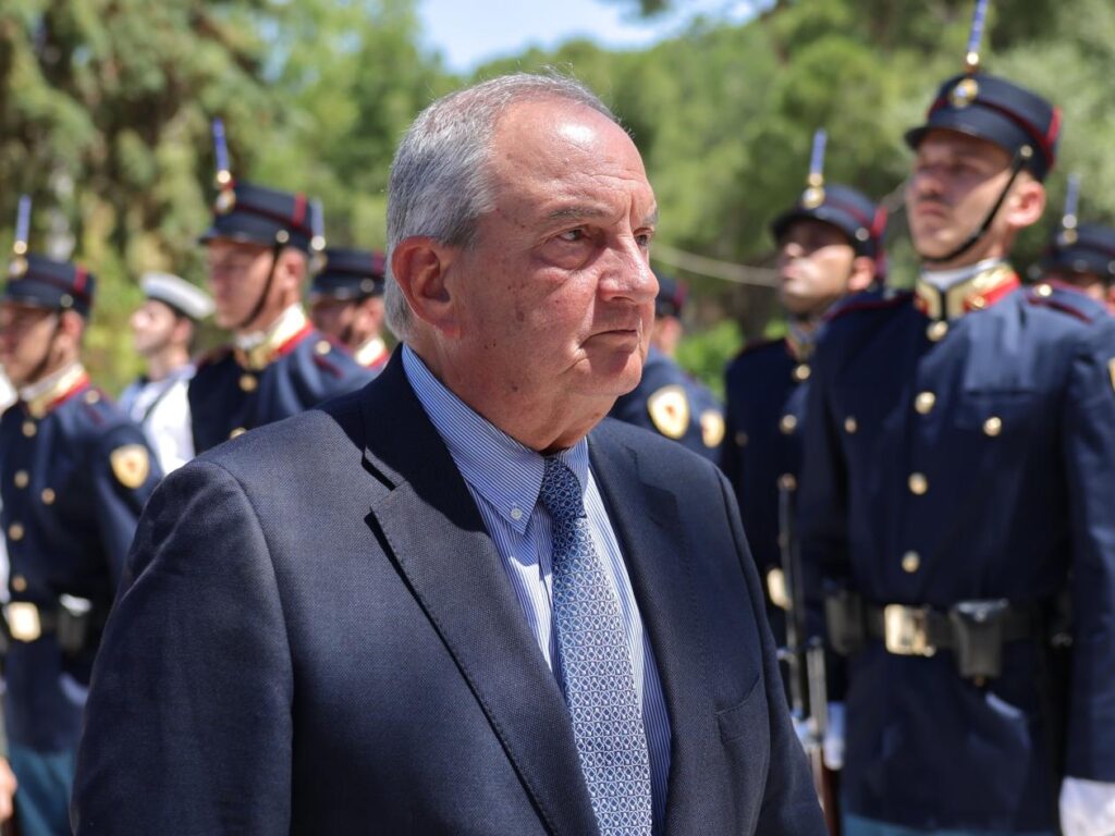 Βαρύ το κλίμα στη κηδεία του Γιώργου Σουφλιά - Παρών ο Κυριάκος Μητσοτάκης ΦΩΤΟ 31 Βαρύ το κλίμα στη κηδεία του Γιώργου Σουφλιά - Παρών ο Κυριάκος Μητσοτάκης ΦΩΤΟ