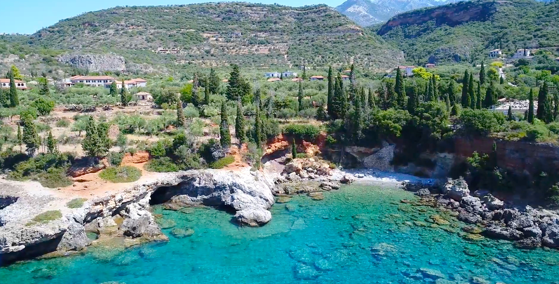 Το VIP χωριό της Πελοποννήσου: Λάμψη Χόλιγουντ & ανέσεις Μυκόνου στη μισή τιμή 28 Η Καρδαμύλη της Μεσσηνιακής Μάνης με τα γαλαζοπράσινα νερά