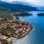Το VIP χωριό της Πελοποννήσου: Λάμψη Χόλιγουντ & ανέσεις Μυκόνου στη μισή τιμή