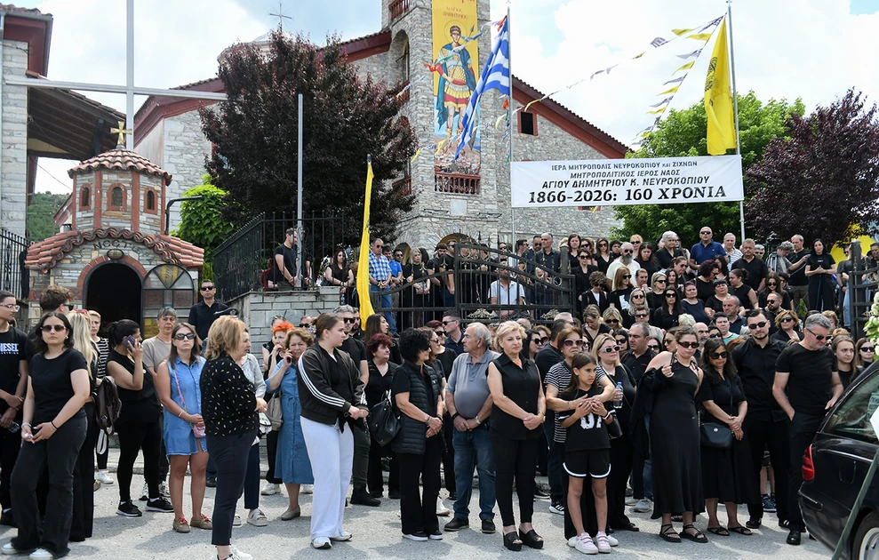 Δράμα: Σε λευκό φέρετρο και με την ελληνική σημαία η σορός της 45χρονης αστυνομικού ΦΩΤΟ 36 Δράμα: Σε λευκό φέρετρο και με την ελληνική σημαία η σορός της 45χρονης αστυνομικού ΦΩΤΟ