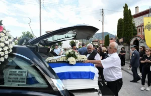 Δράμα: Σε λευκό φέρετρο και με την ελληνική σημαία η σορός της 45χρονης αστυνομικού ΦΩΤΟ