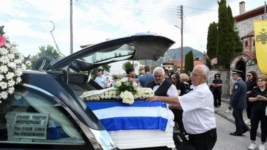 Δράμα: Σε λευκό φέρετρο και με την ελληνική σημαία η σορός της 45χρονης αστυνομικού ΦΩΤΟ 36 Δράμα: Σε λευκό φέρετρο και με την ελληνική σημαία η σορός της 45χρονης αστυνομικού ΦΩΤΟ