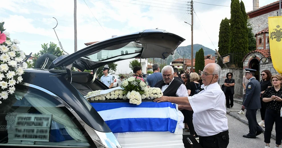 Δράμα: Σε λευκό φέρετρο και με την ελληνική σημαία η σορός της 45χρονης αστυνομικού ΦΩΤΟ