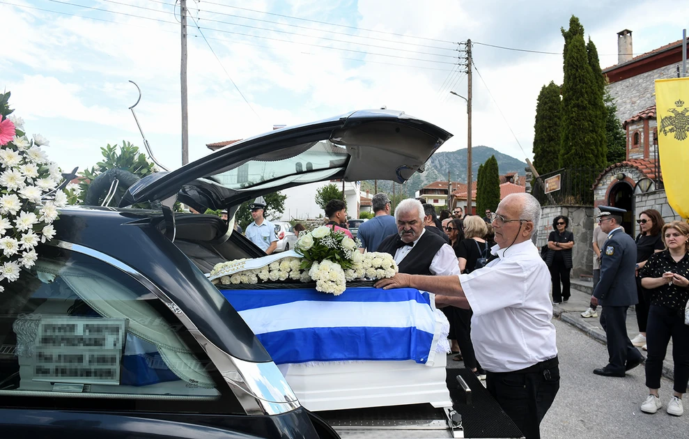 Δράμα: Σε λευκό φέρετρο και με την ελληνική σημαία η σορός της 45χρονης αστυνομικού ΦΩΤΟ