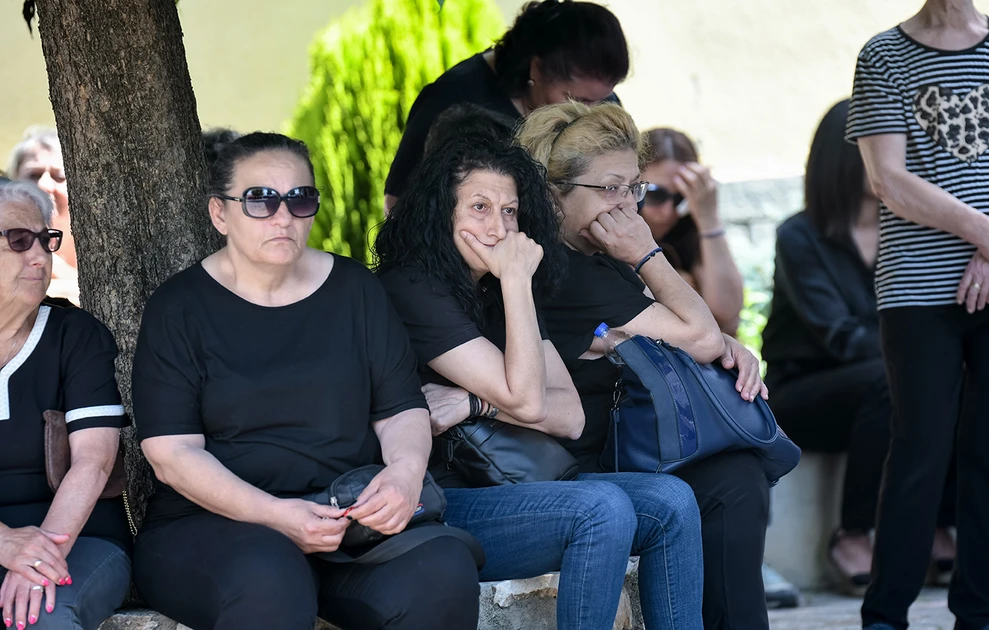 Δράμα: Σε λευκό φέρετρο και με την ελληνική σημαία η σορός της 45χρονης αστυνομικού ΦΩΤΟ 32 Δράμα: Σε λευκό φέρετρο και με την ελληνική σημαία η σορός της 45χρονης αστυνομικού ΦΩΤΟ