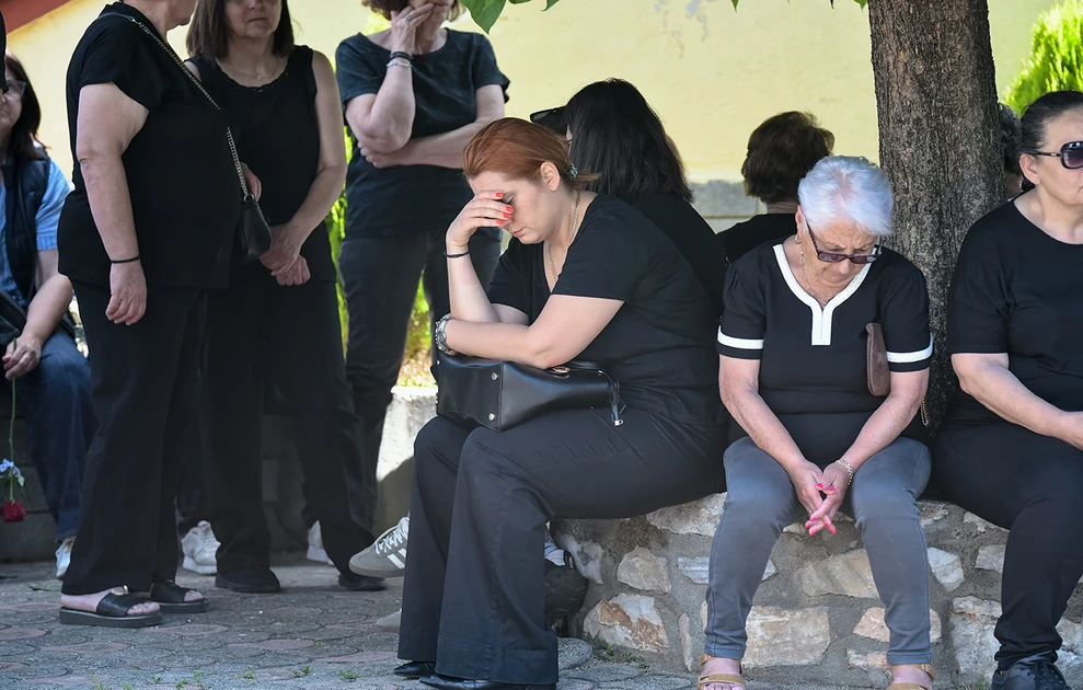 Δράμα: Σε λευκό φέρετρο και με την ελληνική σημαία η σορός της 45χρονης αστυνομικού ΦΩΤΟ 30 Δράμα: Σε λευκό φέρετρο και με την ελληνική σημαία η σορός της 45χρονης αστυνομικού ΦΩΤΟ