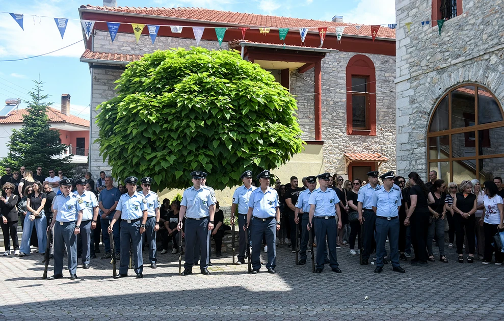 Δράμα: Σε λευκό φέρετρο και με την ελληνική σημαία η σορός της 45χρονης αστυνομικού ΦΩΤΟ 37 Δράμα: Σε λευκό φέρετρο και με την ελληνική σημαία η σορός της 45χρονης αστυνομικού ΦΩΤΟ
