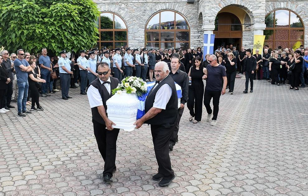 Δράμα: Σε λευκό φέρετρο και με την ελληνική σημαία η σορός της 45χρονης αστυνομικού ΦΩΤΟ 34 Δράμα: Σε λευκό φέρετρο και με την ελληνική σημαία η σορός της 45χρονης αστυνομικού ΦΩΤΟ