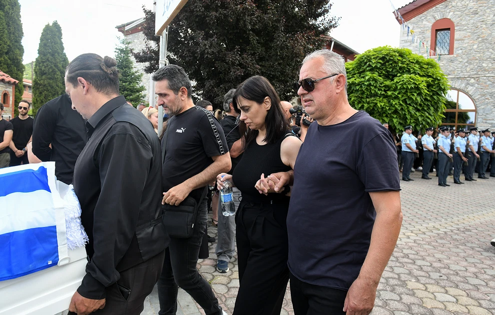 Δράμα: Σε λευκό φέρετρο και με την ελληνική σημαία η σορός της 45χρονης αστυνομικού ΦΩΤΟ 33 Δράμα: Σε λευκό φέρετρο και με την ελληνική σημαία η σορός της 45χρονης αστυνομικού ΦΩΤΟ