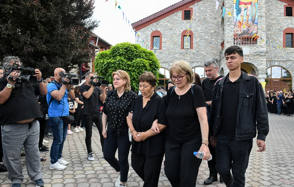 Δράμα: Σε λευκό φέρετρο και με την ελληνική σημαία η σορός της 45χρονης αστυνομικού ΦΩΤΟ 35 Δράμα: Σε λευκό φέρετρο και με την ελληνική σημαία η σορός της 45χρονης αστυνομικού ΦΩΤΟ