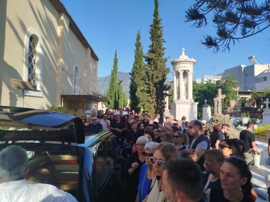 Καλαμάτα: Θρήνος στην κηδεία της Βασιλικής, συγγενείς και φίλοι αποχαιρετούν τη 39χρονη ΦΩΤΟ 29 Καλαμάτα: Θρήνος στην κηδεία της Βασιλικής, συγγενείς και φίλοι αποχαιρετούν τη 39χρονη ΦΩΤΟ