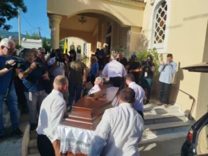 Καλαμάτα: Θρήνος στην κηδεία της Βασιλικής, συγγενείς και φίλοι αποχαιρετούν τη 39χρονη ΦΩΤΟ