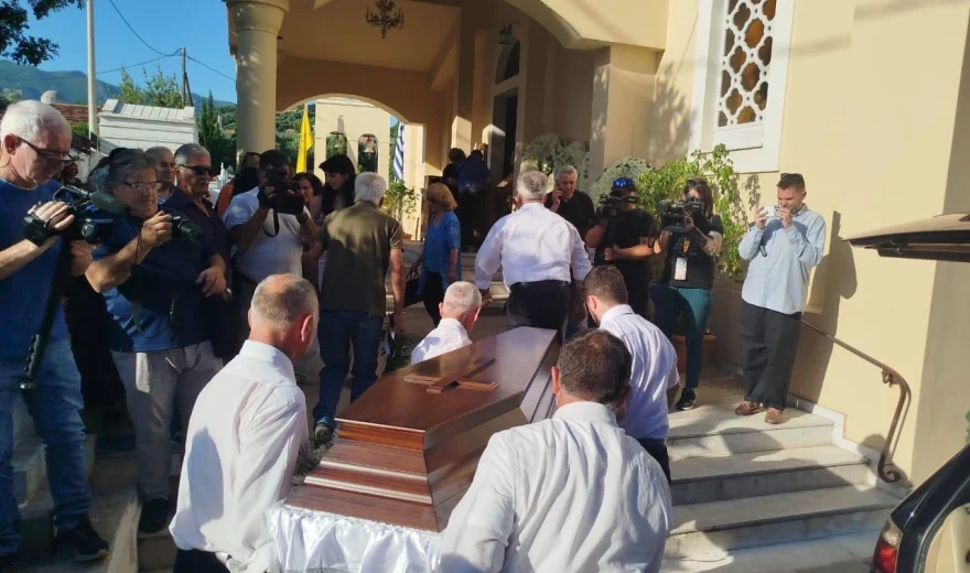 Καλαμάτα: Θρήνος στην κηδεία της Βασιλικής, συγγενείς και φίλοι αποχαιρετούν τη 39χρονη ΦΩΤΟ