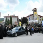 Δράμα: Σπαραγμός στην κηδεία της 45χρονης που δολοφονήθηκε από τον σύζυγό της – ΦΩΤΟ