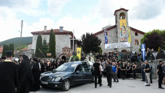 Δράμα: Σκηνές σπαραγμού στην κηδεία της 45χρονης που δολοφονήθηκε από τον σύζυγό της – ΦΩΤΟ 37 Δράμα: Σκηνές σπαραγμού στην κηδεία της 45χρονης που δολοφονήθηκε από τον σύζυγό της – ΦΩΤΟ