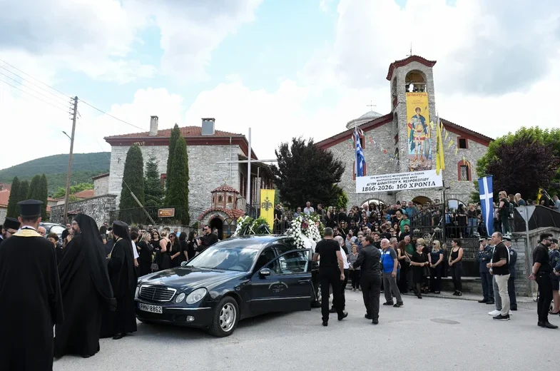 Δράμα: Σκηνές σπαραγμού στην κηδεία της 45χρονης που δολοφονήθηκε από τον σύζυγό της – ΦΩΤΟ