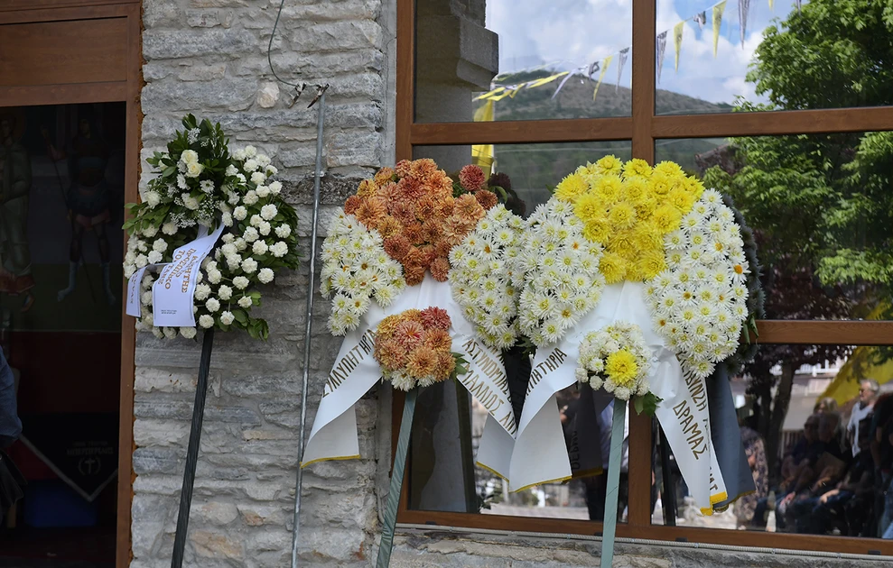 Δράμα: Σκηνές σπαραγμού στην κηδεία της 45χρονης που δολοφονήθηκε από τον σύζυγό της – ΦΩΤΟ 30 Δράμα: Σκηνές σπαραγμού στην κηδεία της 45χρονης που δολοφονήθηκε από τον σύζυγό της – ΦΩΤΟ