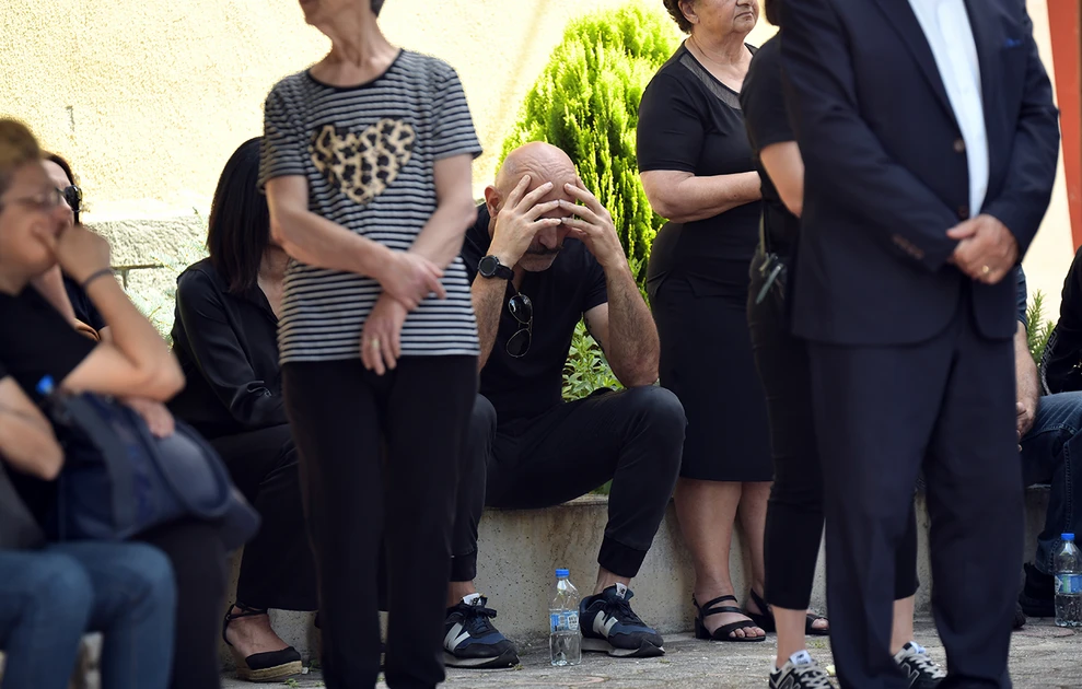 Δράμα: Σκηνές σπαραγμού στην κηδεία της 45χρονης που δολοφονήθηκε από τον σύζυγό της – ΦΩΤΟ 38 Δράμα: Σκηνές σπαραγμού στην κηδεία της 45χρονης που δολοφονήθηκε από τον σύζυγό της – ΦΩΤΟ