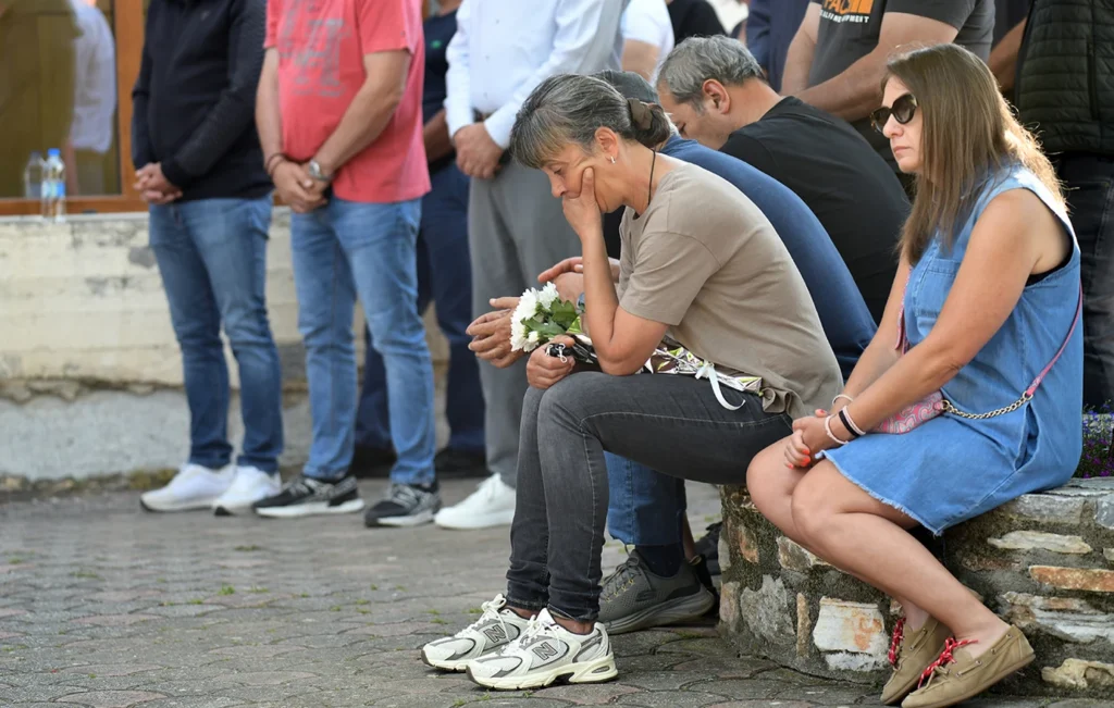 Δράμα: Σκηνές σπαραγμού στην κηδεία της 45χρονης που δολοφονήθηκε από τον σύζυγό της – ΦΩΤΟ 39 Δράμα: Σκηνές σπαραγμού στην κηδεία της 45χρονης που δολοφονήθηκε από τον σύζυγό της – ΦΩΤΟ