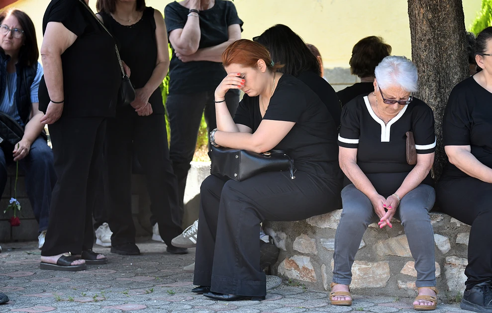 Δράμα: Σκηνές σπαραγμού στην κηδεία της 45χρονης που δολοφονήθηκε από τον σύζυγό της – ΦΩΤΟ 32 Δράμα: Σκηνές σπαραγμού στην κηδεία της 45χρονης που δολοφονήθηκε από τον σύζυγό της – ΦΩΤΟ