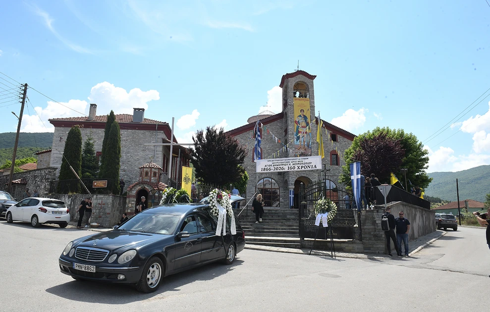Δράμα: Σκηνές σπαραγμού στην κηδεία της 45χρονης που δολοφονήθηκε από τον σύζυγό της – ΦΩΤΟ 33 Δράμα: Σκηνές σπαραγμού στην κηδεία της 45χρονης που δολοφονήθηκε από τον σύζυγό της – ΦΩΤΟ
