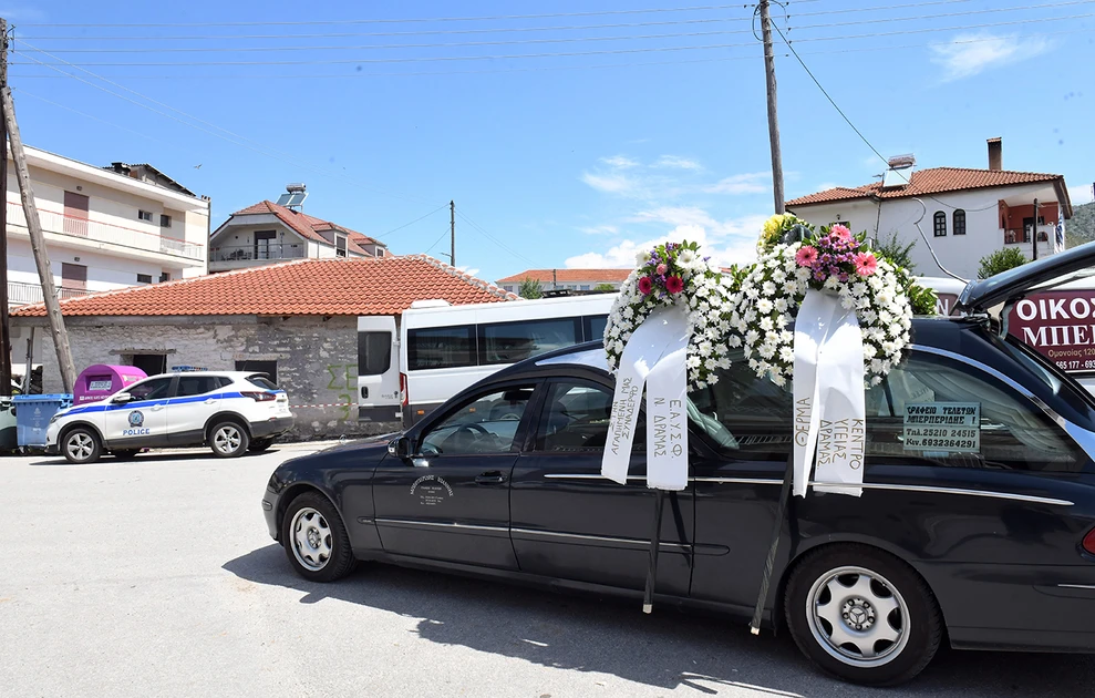 Δράμα: Σκηνές σπαραγμού στην κηδεία της 45χρονης που δολοφονήθηκε από τον σύζυγό της – ΦΩΤΟ 34 Δράμα: Σκηνές σπαραγμού στην κηδεία της 45χρονης που δολοφονήθηκε από τον σύζυγό της – ΦΩΤΟ