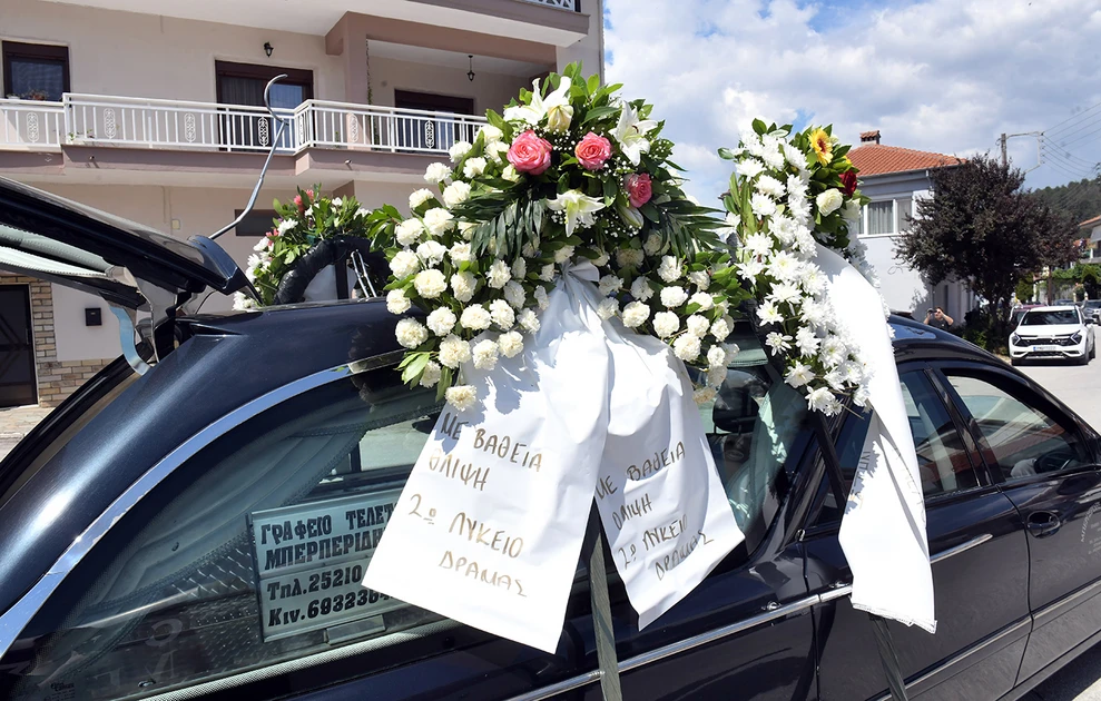Δράμα: Σκηνές σπαραγμού στην κηδεία της 45χρονης που δολοφονήθηκε από τον σύζυγό της – ΦΩΤΟ 36 Δράμα: Σκηνές σπαραγμού στην κηδεία της 45χρονης που δολοφονήθηκε από τον σύζυγό της – ΦΩΤΟ