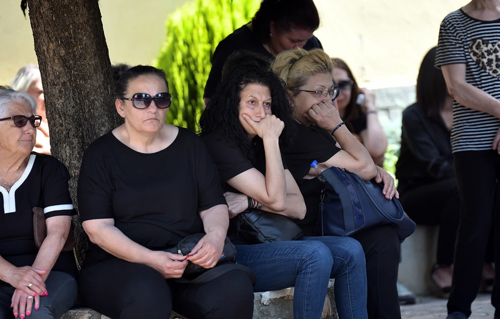 Δράμα: Σκηνές σπαραγμού στην κηδεία της 45χρονης που δολοφονήθηκε από τον σύζυγό της – ΦΩΤΟ 37 Δράμα: Σκηνές σπαραγμού στην κηδεία της 45χρονης που δολοφονήθηκε από τον σύζυγό της – ΦΩΤΟ
