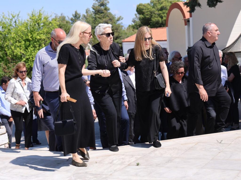Βαρύ το κλίμα στη κηδεία του Γιώργου Σουφλιά - Παρών ο Κυριάκος Μητσοτάκης ΦΩΤΟ 29 Βαρύ το κλίμα στη κηδεία του Γιώργου Σουφλιά - Παρών ο Κυριάκος Μητσοτάκης ΦΩΤΟ