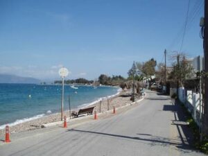 Άποψη της παραλίας Άκολη με βότσαλα, γαλάζια θάλασσα και παραθαλάσ…