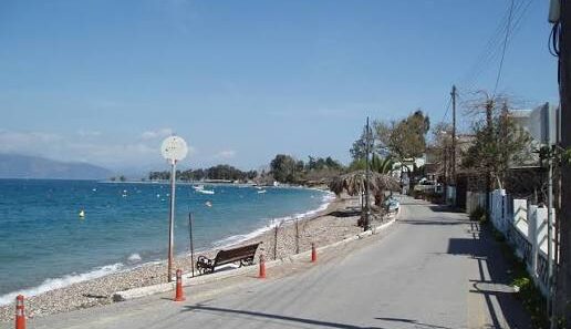 Ξεκινούν οι θερινές πεζοδρομήσεις σε Άκολη και Σελιανίτικα 36 Άποψη της παραλίας Άκολη με βότσαλα, γαλάζια θάλασσα και παραθαλάσ…