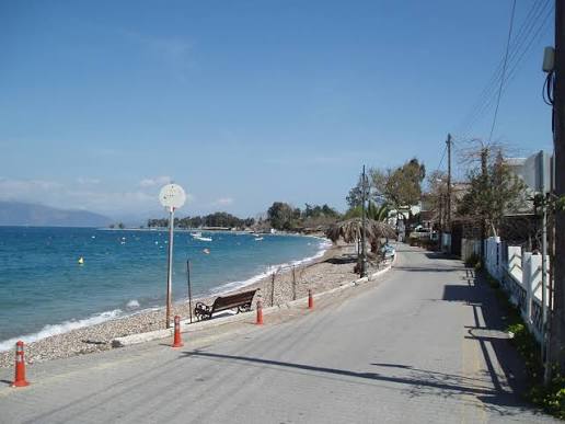 Άποψη της παραλίας Άκολη με βότσαλα, γαλάζια θάλασσα και παραθαλάσ…