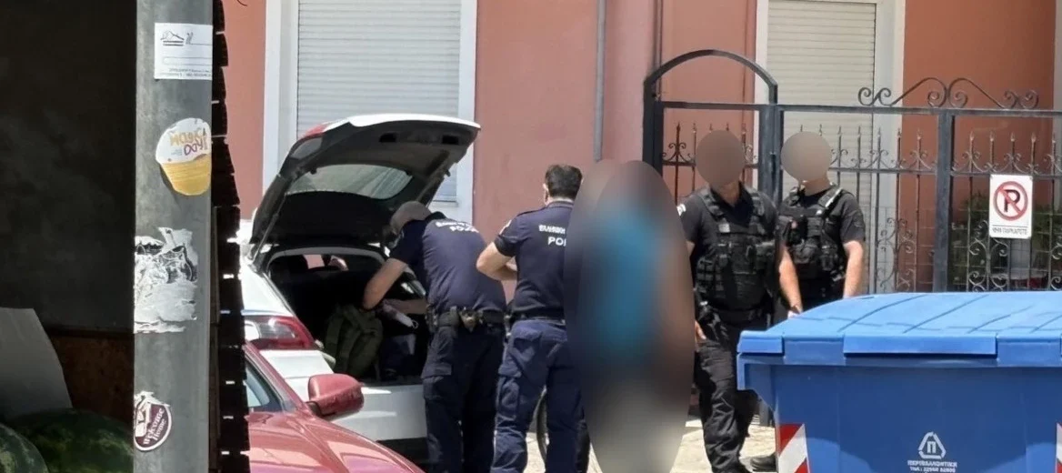 Άνδρας ολόγυμνος στο κέντρο της Λάρισας