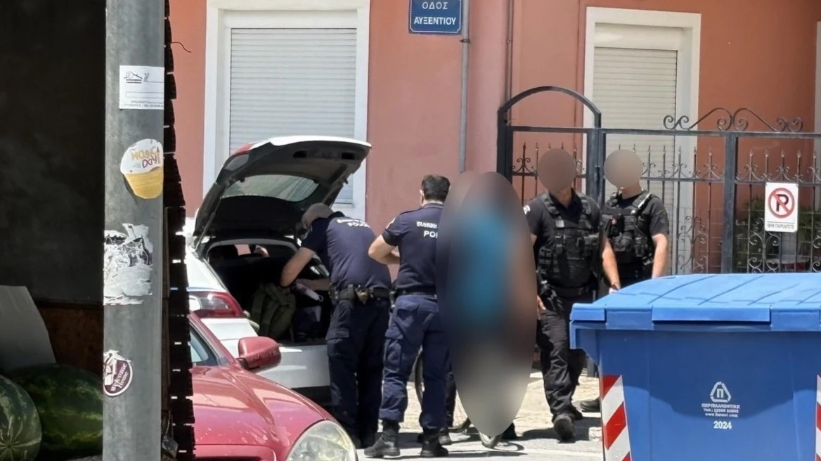 Άνδρας ολόγυμνος στο κέντρο της Λάρισας