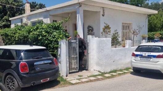 Λόγγος: Τι ψάχνουν από κάμερες οι αστυνομικοί, το ΙΧ του 65χρονου και η «σκιά» στην αυλή 40 Αυτοκίνητο σε δρόμο
