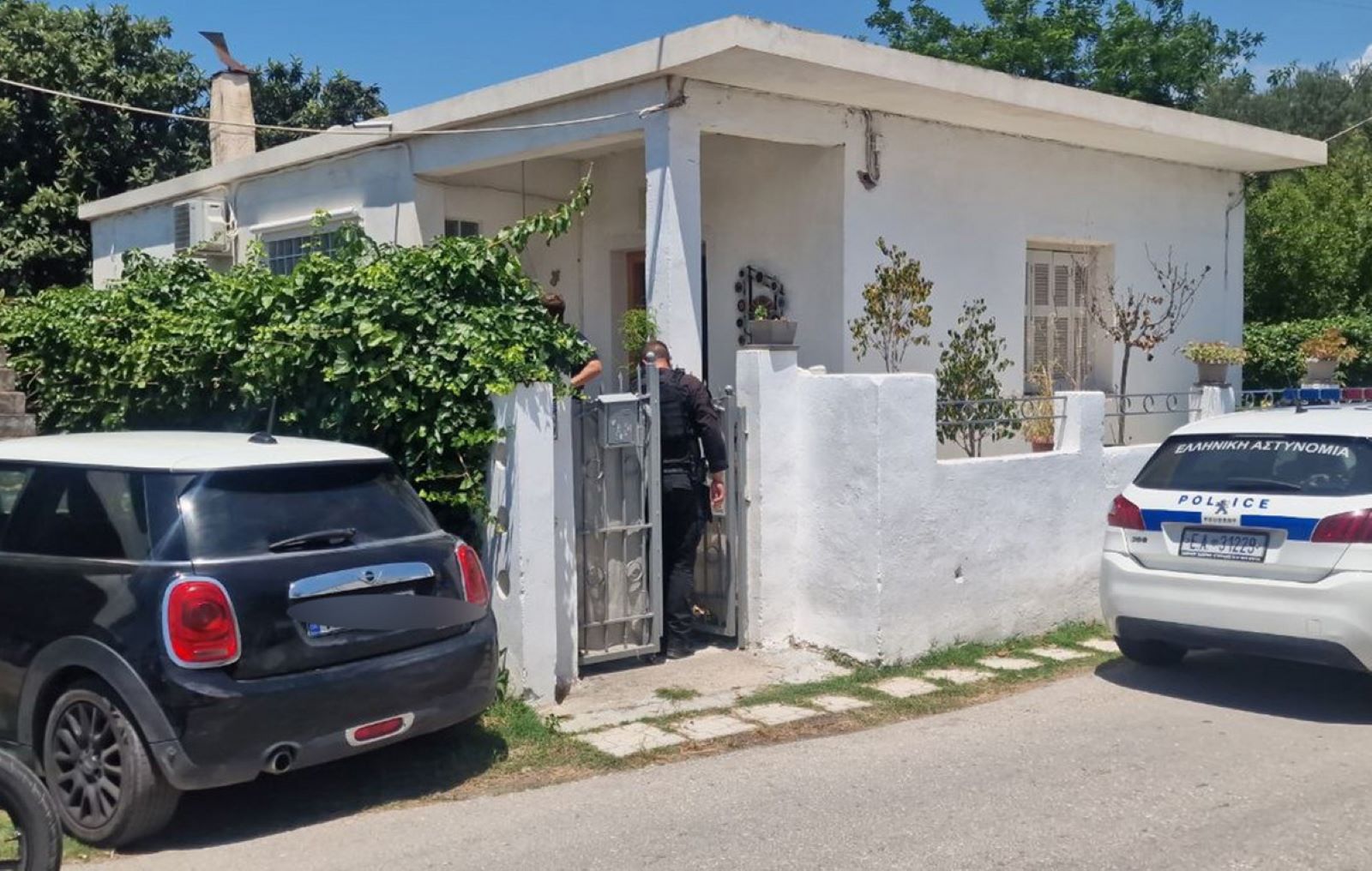 Αυτοκίνητο σε δρόμο