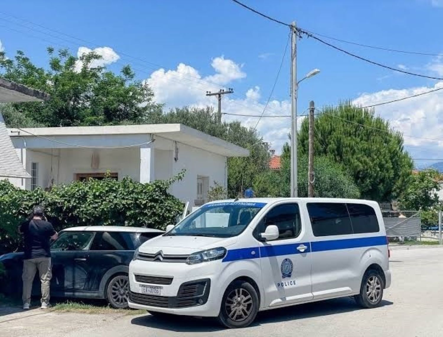 Λόγγος: Η Δημογλίδου «αποκλείει την παρουσία άλλου προσώπου» στο διπλό έγκλημα 4 Δημοσιογράφος στο Λόγκο