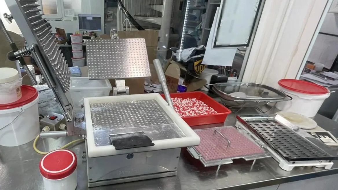 Χαλάνδρι: Φαρμακοποιός είχε στήσει εργαστήριο ντόπινγκ και παράνομων χαπιών ΦΩΤΟ