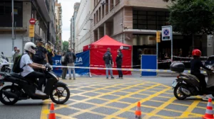 Βαρκελώνη: Δολοφονήθηκε άνδρας έξω από το Αστυνομικό Τμήμα ΒΙΝΤΕΟ
