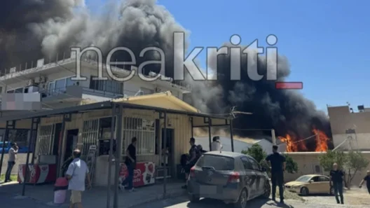 Ηράκλειο: Καίγονται σπίτια μετά από φωτιά σε εργοστάσιο ΦΩΤΟ 36 Ηράκλειο: Καίγονται σπίτια μετά από φωτιά σε εργοστάσιο ΦΩΤΟ