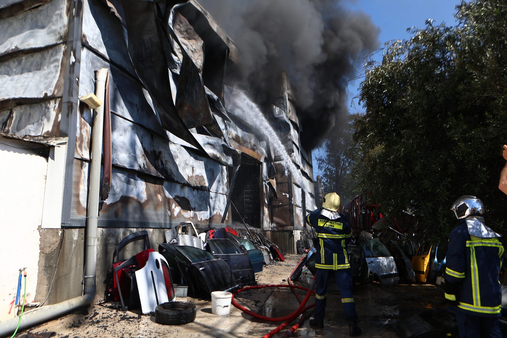 Φωτιά σε καταστήματα ανταλλακτικών αυτοκινήτων