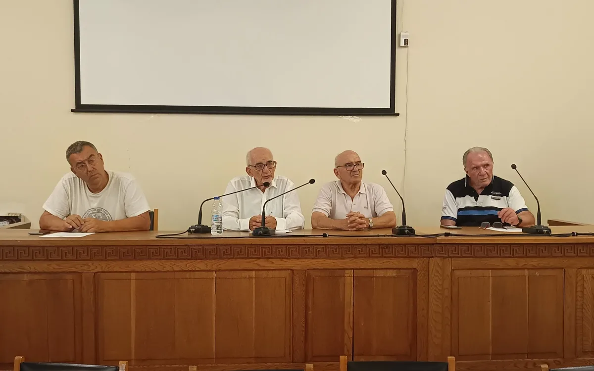 Ο πρόεδρος των Μεριδιούχων της «Αχαϊκής Τράπεζας» Αθανάσιος Μπέλλας στους εμπόρους της Αιγιάλειας