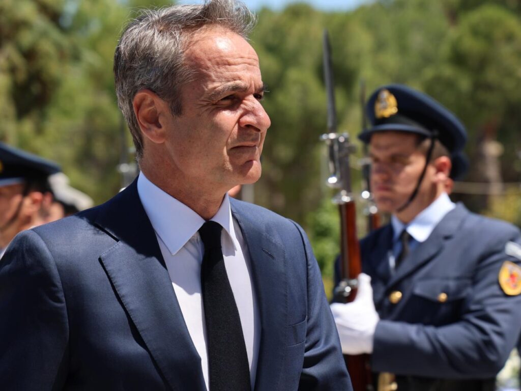 Βαρύ το κλίμα στη κηδεία του Γιώργου Σουφλιά - Παρών ο Κυριάκος Μητσοτάκης ΦΩΤΟ 30 Βαρύ το κλίμα στη κηδεία του Γιώργου Σουφλιά - Παρών ο Κυριάκος Μητσοτάκης ΦΩΤΟ