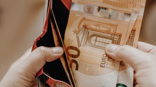 Φοιτητικό στεγαστικό επίδομα 2026 ως έως 2.500 ευρώ – Οι δικαιούχοι 40 Γυναίκα βγάζει ευρώ από το πορτοφόλι της