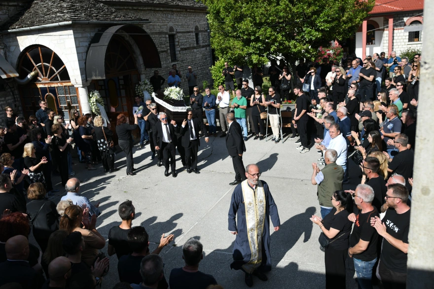 Σε κλίμα οδύνης έγινε η κηδεία του Μάριου Οικονόμου στα Ιωάννινα ΦΩΤΟ 28 Σε κλίμα οδύνης έγινε η κηδεία του Μάριου Οικονόμου στα Ιωάννινα ΦΩΤΟ