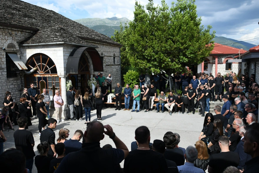 Σε κλίμα οδύνης έγινε η κηδεία του Μάριου Οικονόμου στα Ιωάννινα ΦΩΤΟ 29 Σε κλίμα οδύνης έγινε η κηδεία του Μάριου Οικονόμου στα Ιωάννινα ΦΩΤΟ