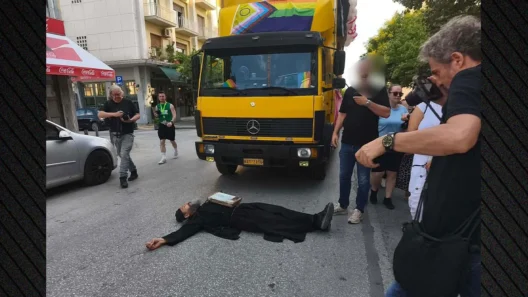 Θεσσαλονίκη: Ιερωμένος διέκοψε το Pride ξαπλώνοντας στον δρόμο ΒΙΝΤΕΟ 36 Επιβάτες στο πρόγραπμα Pride στη Θεσσαλονίκη