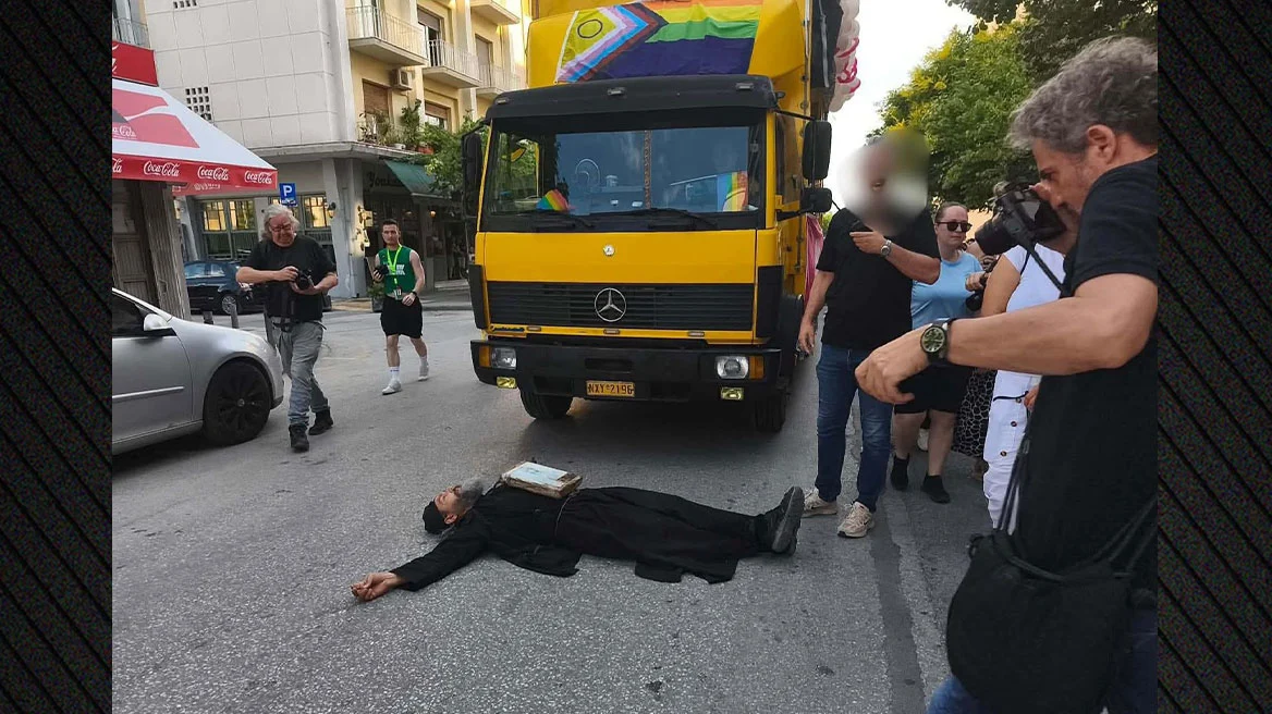 Θεσσαλονίκη: Ιερωμένος διέκοψε το Pride ξαπλώνοντας στον δρόμο ΒΙΝΤΕΟ 4 Επιβάτες στο πρόγραπμα Pride στη Θεσσαλονίκη