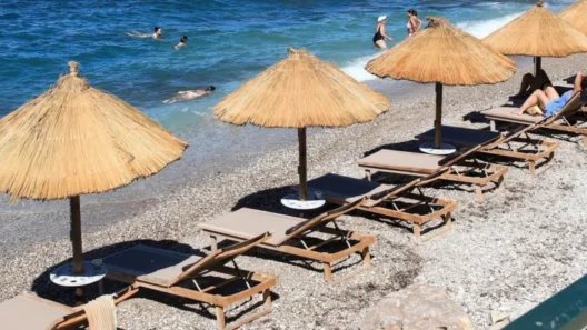 Αχαΐα: Από δωρεάν μέχρι κρατήσεις και χρεώσεις οι ξαπλώστρες – Μεγάλες οι διαφορές στις παραλίες