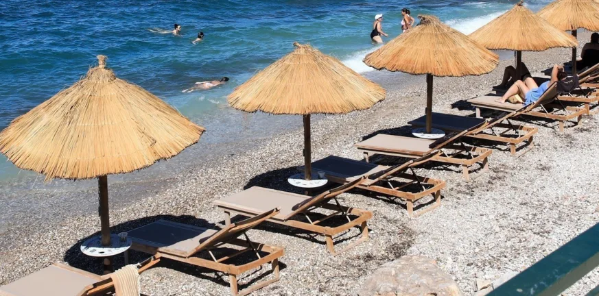 Αχαΐα: Από δωρεάν μέχρι κρατήσεις και χρεώσεις οι ξαπλώστρες – Μεγάλες οι διαφορές στις παραλίες